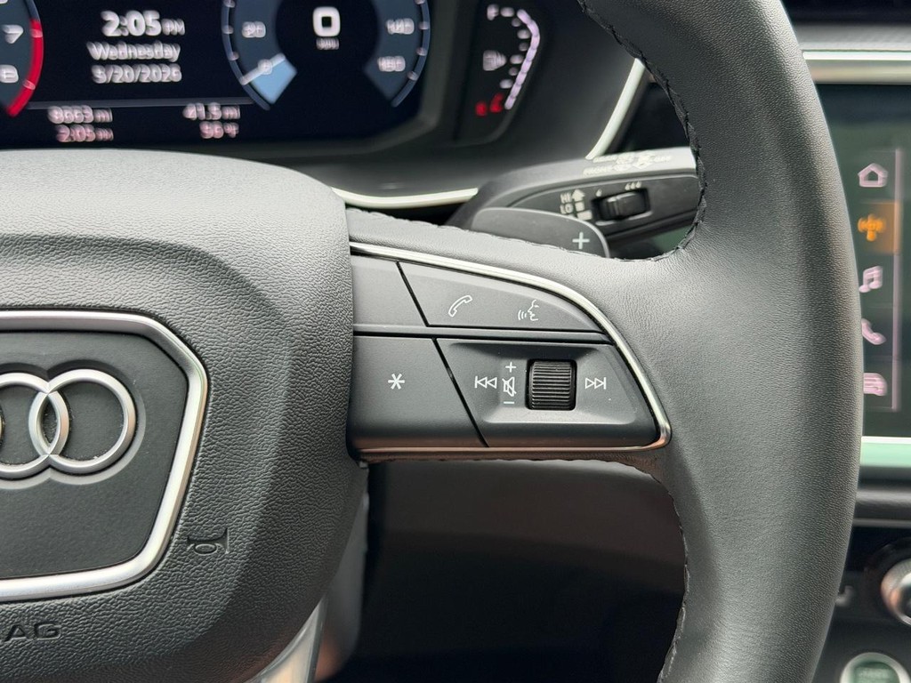 Audi Q3 Vehicle Full-screen Gallery Image 18