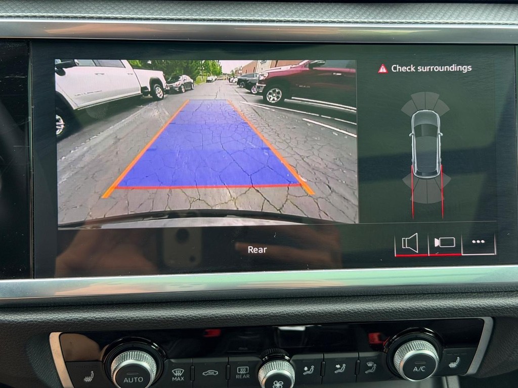 Audi Q3 Vehicle Full-screen Gallery Image 21