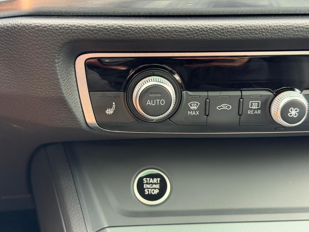 Audi Q3 Vehicle Full-screen Gallery Image 22