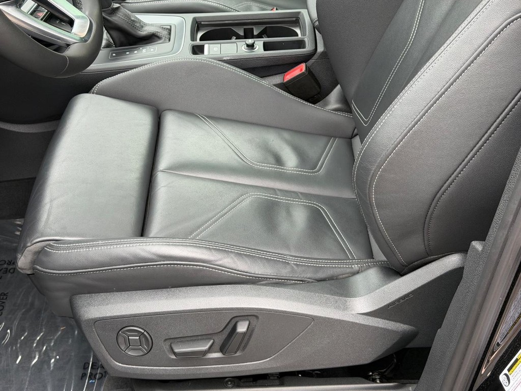 Audi Q3 Vehicle Full-screen Gallery Image 23