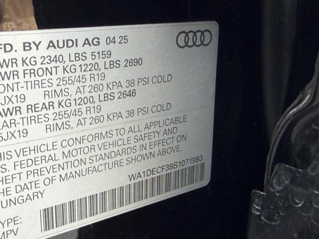 Audi Q3 Vehicle Full-screen Gallery Image 24