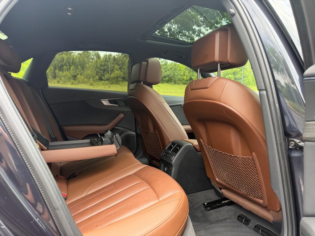 Audi A4 Vehicle Full-screen Gallery Image 10