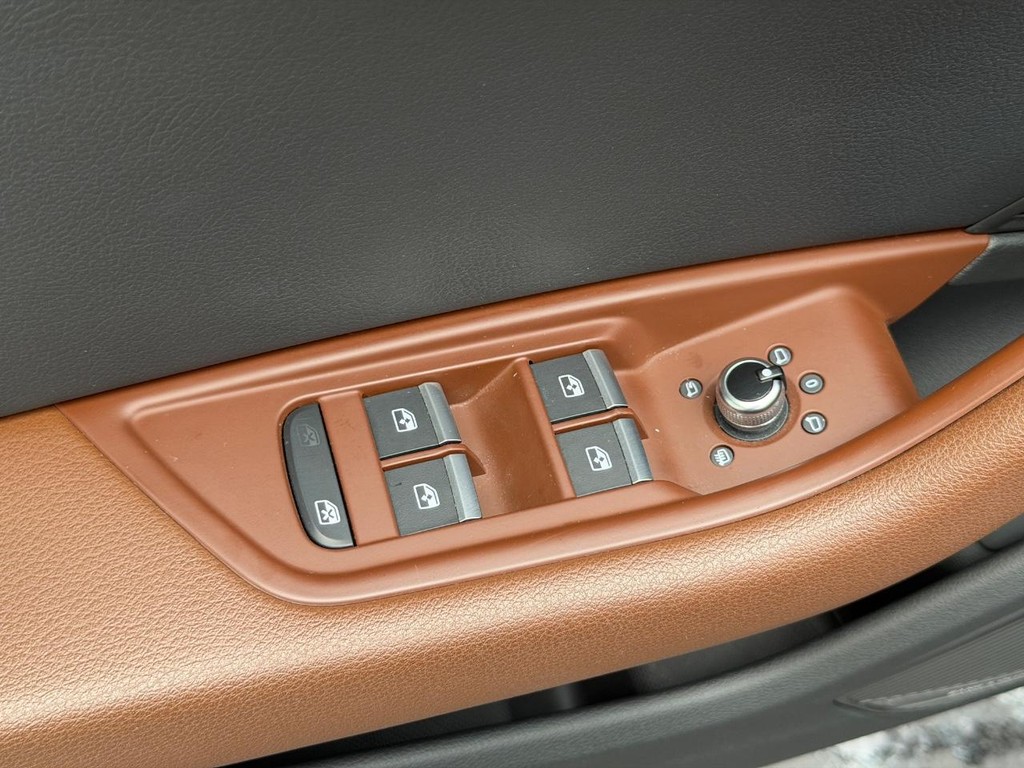 Audi A4 Vehicle Full-screen Gallery Image 15