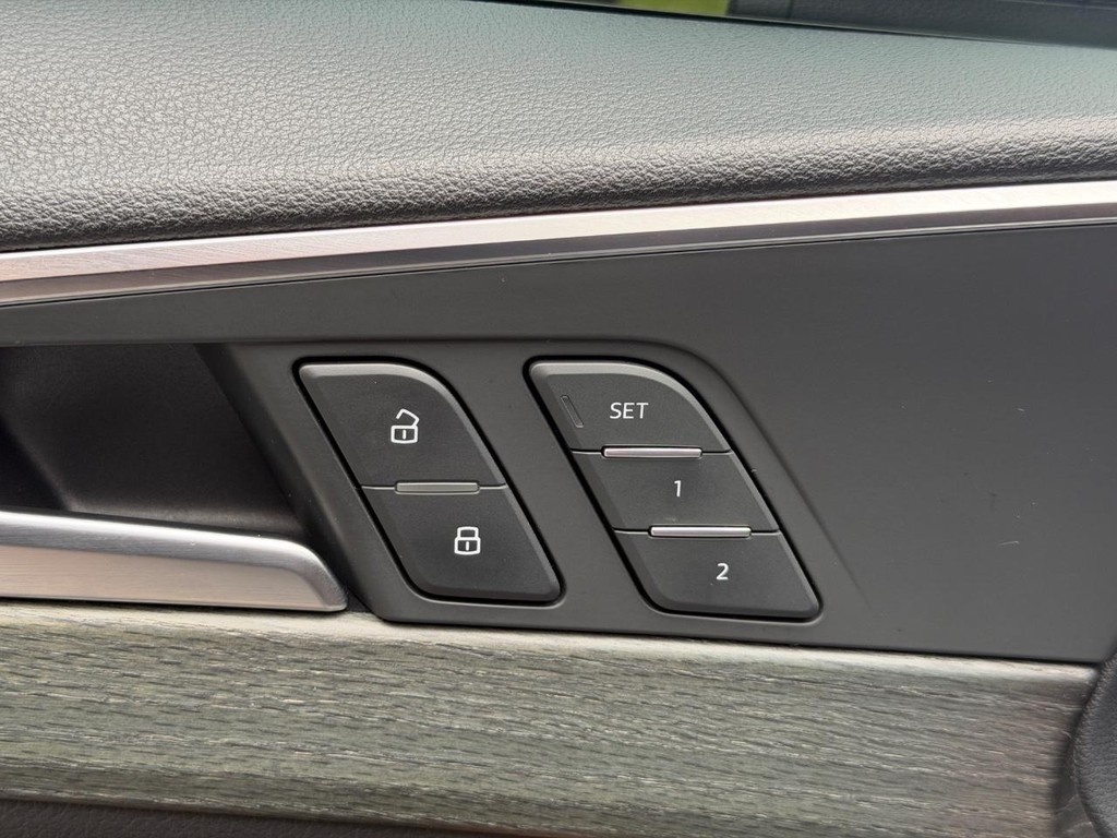 Audi A4 Vehicle Full-screen Gallery Image 16