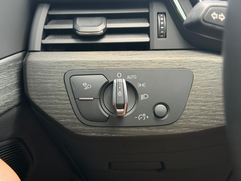 Audi A4 Vehicle Full-screen Gallery Image 17
