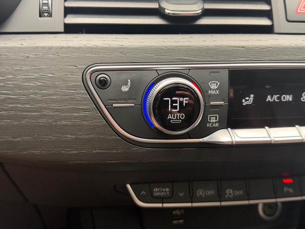 Audi A4 Vehicle Full-screen Gallery Image 23