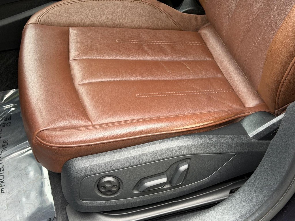 Audi A4 Vehicle Full-screen Gallery Image 24