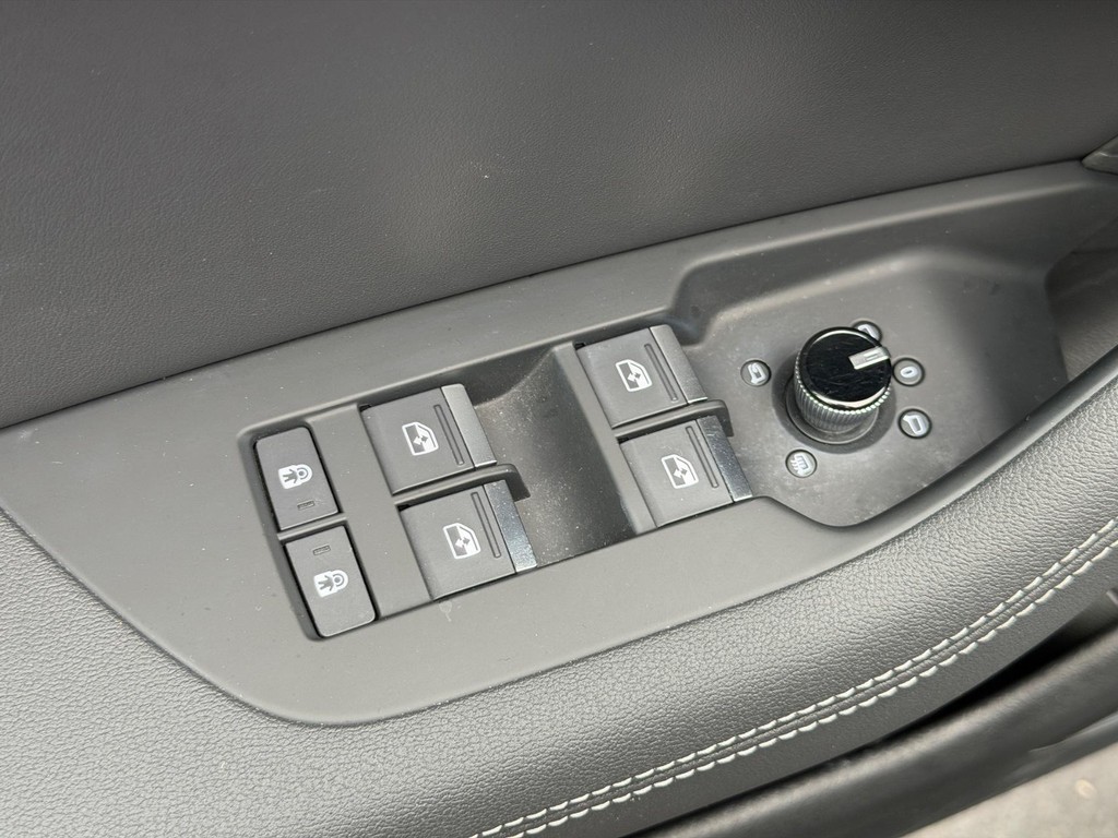 Audi A6 Sedan Vehicle Full-screen Gallery Image 15