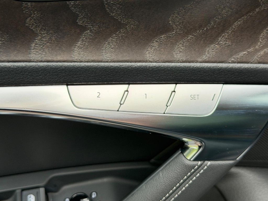 Audi A6 Sedan Vehicle Full-screen Gallery Image 16