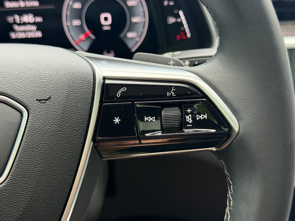Audi A6 Sedan Vehicle Full-screen Gallery Image 18