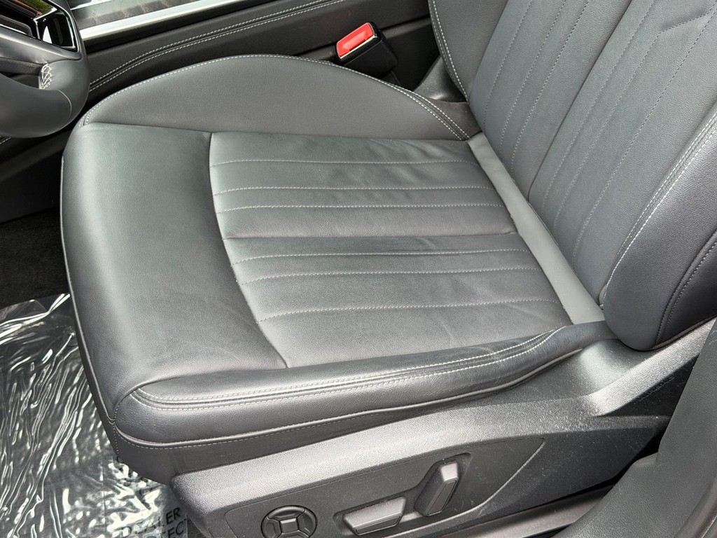 Audi A6 Sedan Vehicle Full-screen Gallery Image 23