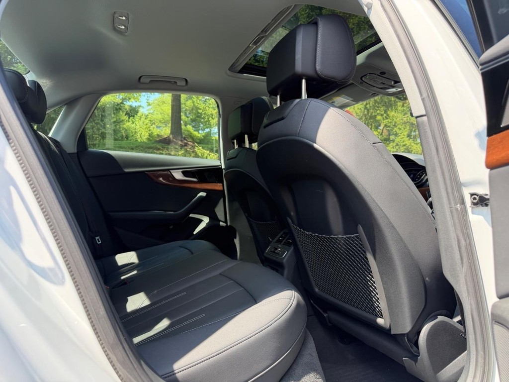 Audi A4 Sedan Vehicle Full-screen Gallery Image 10