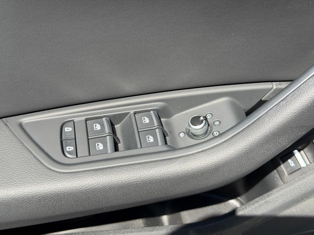 Audi A4 Sedan Vehicle Full-screen Gallery Image 15