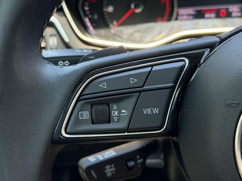 Audi A4 Sedan Vehicle Full-screen Gallery Image 18