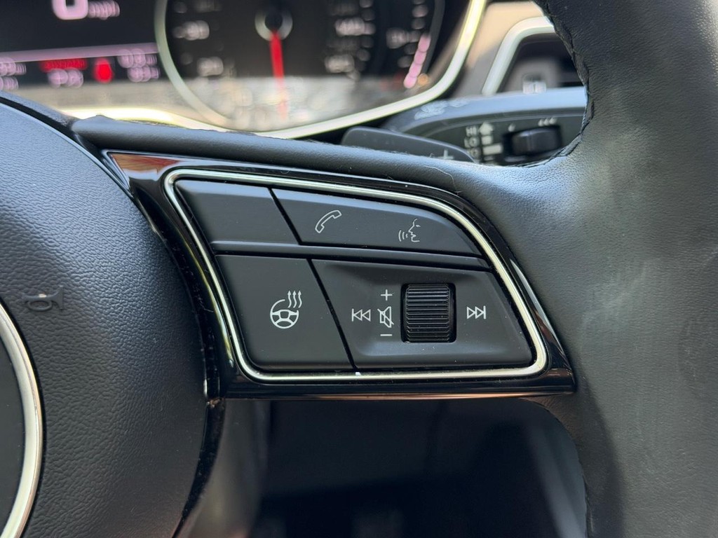 Audi A4 Sedan Vehicle Full-screen Gallery Image 19