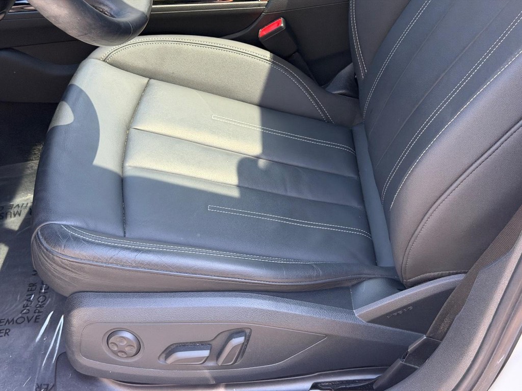 Audi A4 Sedan Vehicle Full-screen Gallery Image 23