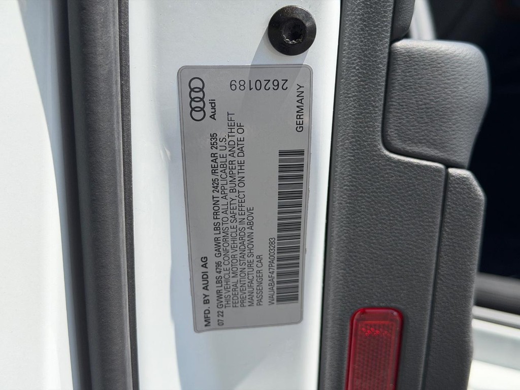 Audi A4 Sedan Vehicle Full-screen Gallery Image 24