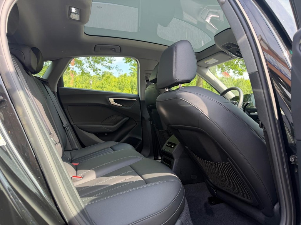 Audi A5 Vehicle Full-screen Gallery Image 10