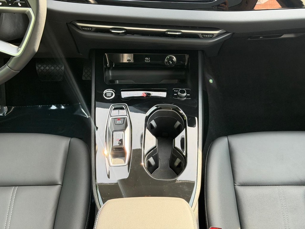 Audi A5 Vehicle Full-screen Gallery Image 14