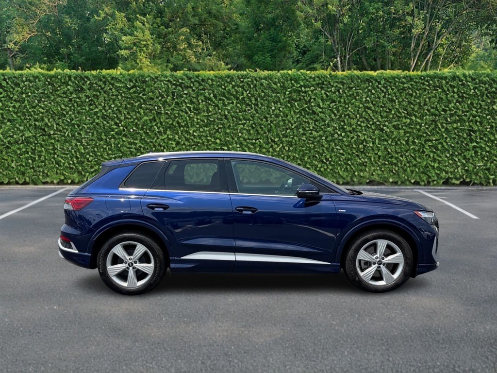 Audi Q4 e-tron Vehicle Full-screen Gallery Image 02