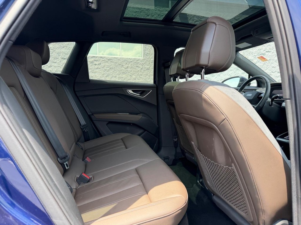 Audi Q4 e-tron Vehicle Full-screen Gallery Image 04