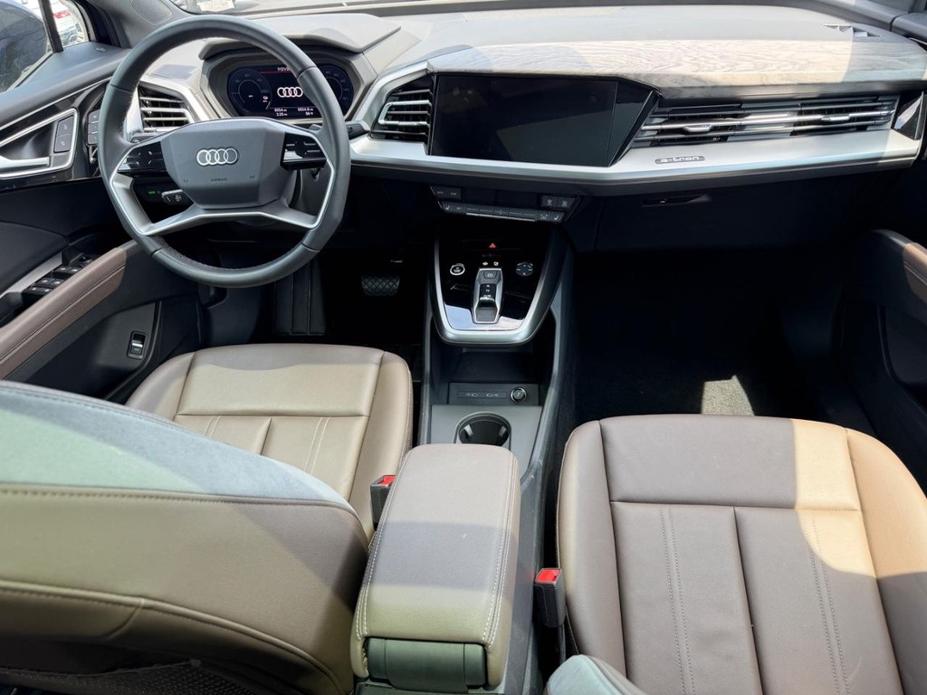 Audi Q4 e-tron Vehicle Full-screen Gallery Image 05
