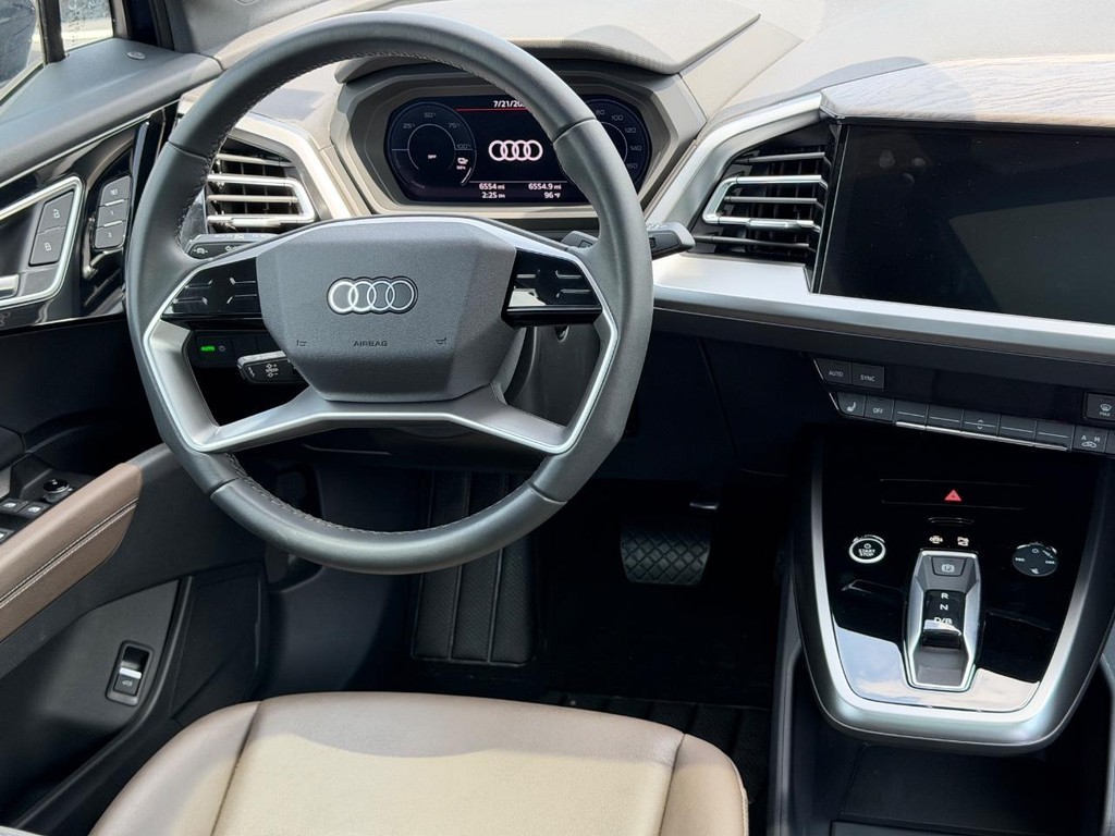 Audi Q4 e-tron Vehicle Full-screen Gallery Image 06