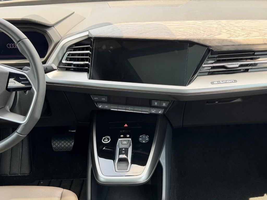 Audi Q4 e-tron Vehicle Full-screen Gallery Image 07