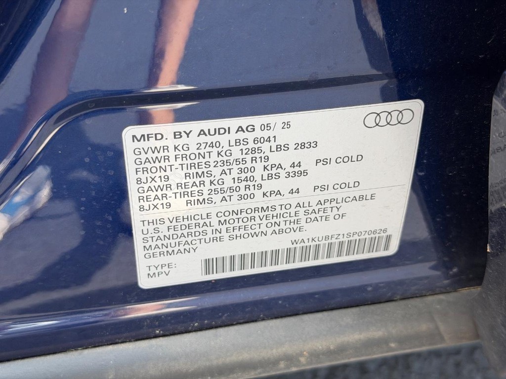 Audi Q4 e-tron Vehicle Full-screen Gallery Image 17