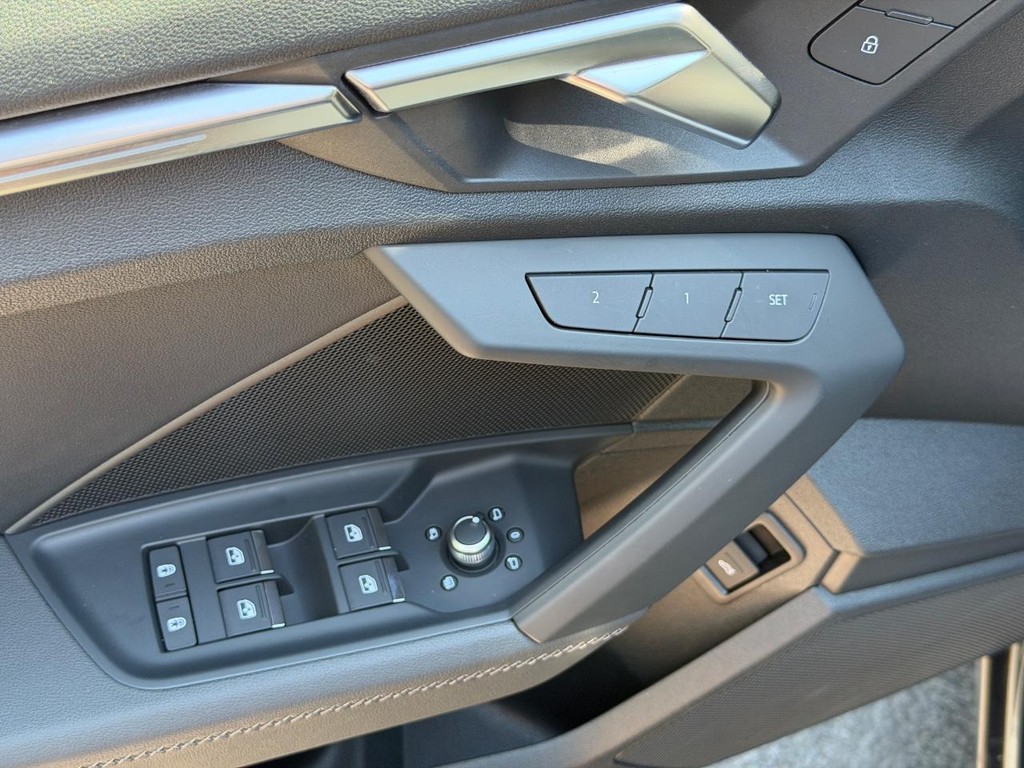 Audi A3 Vehicle Full-screen Gallery Image 15