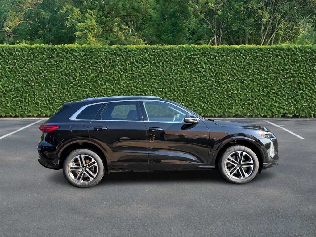 Audi Q5 Vehicle Full-screen Gallery Image 02