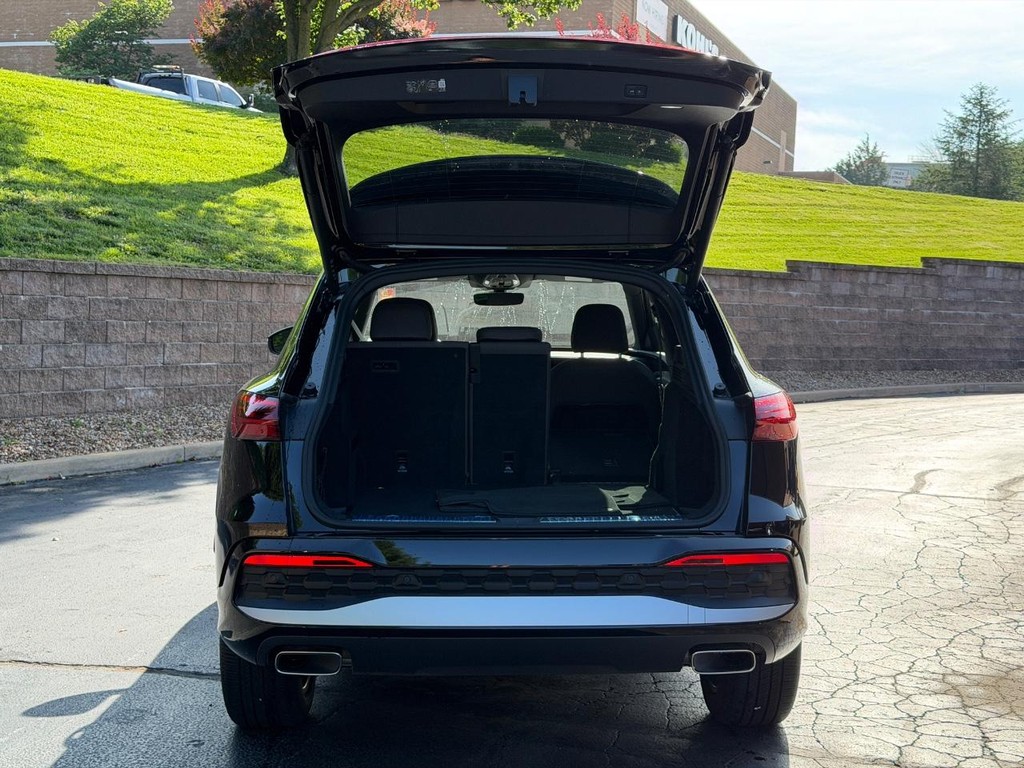 Audi Q5 Vehicle Full-screen Gallery Image 04
