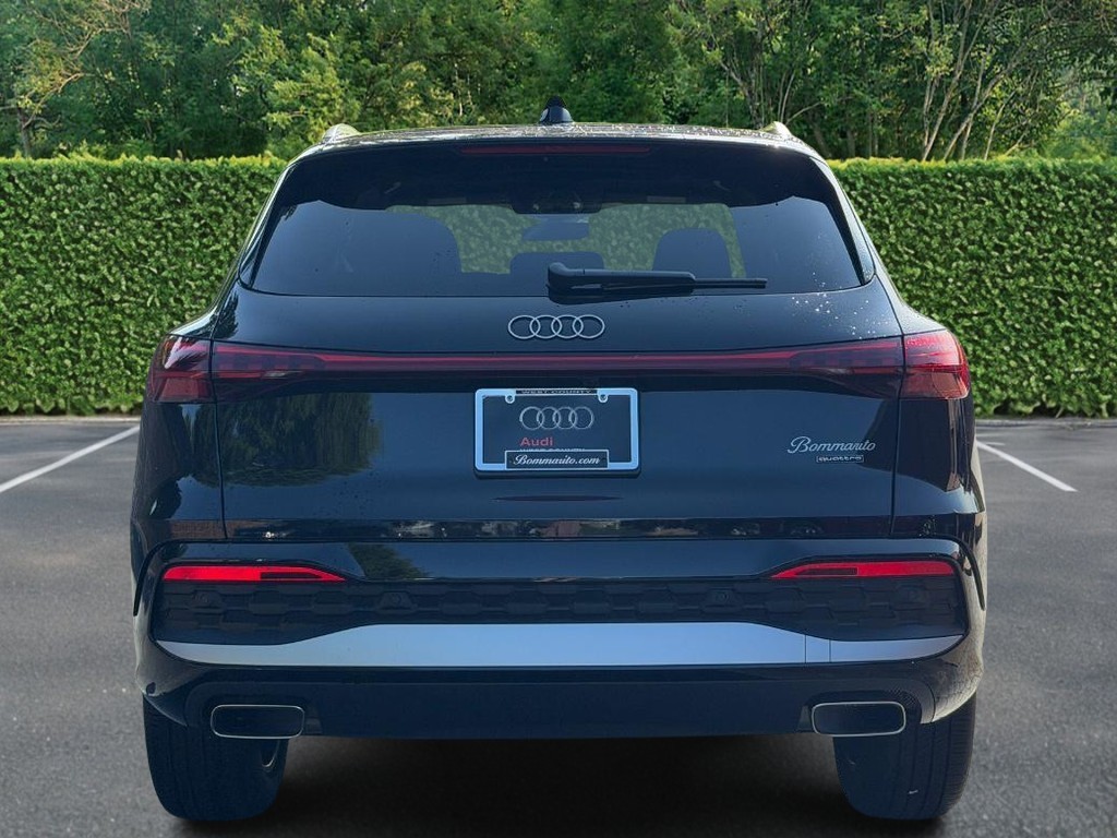 Audi Q5 Vehicle Full-screen Gallery Image 05