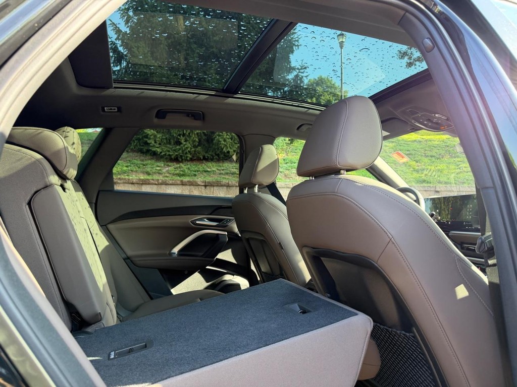 Audi Q5 Vehicle Full-screen Gallery Image 10