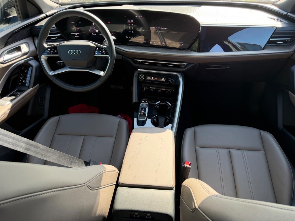 Audi Q5 Vehicle Full-screen Gallery Image 11