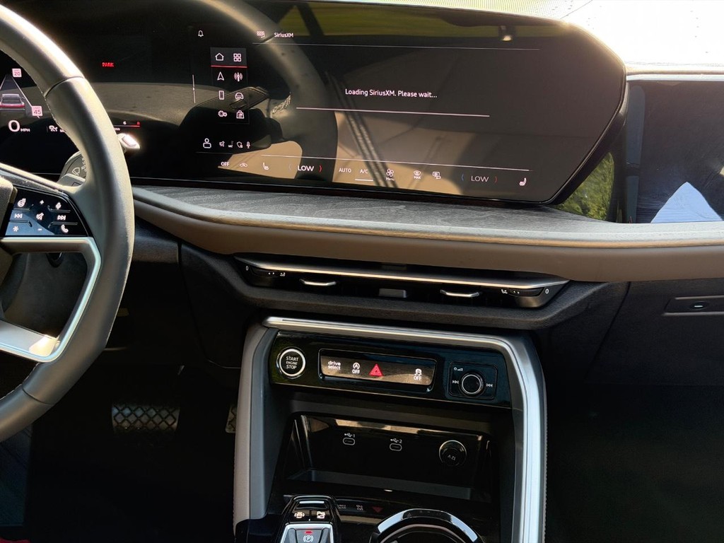 Audi Q5 Vehicle Full-screen Gallery Image 13