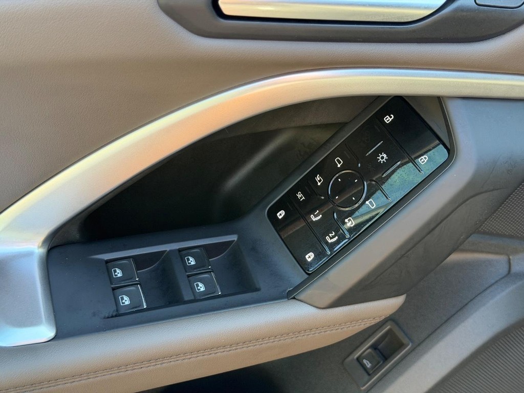 Audi Q5 Vehicle Full-screen Gallery Image 15