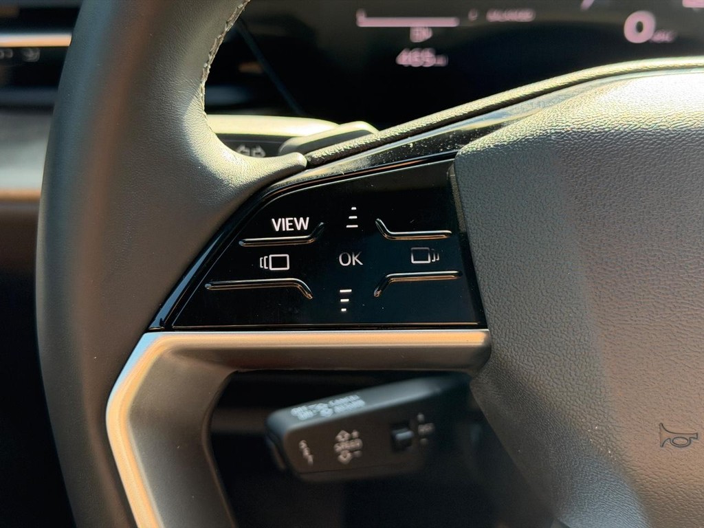 Audi Q5 Vehicle Full-screen Gallery Image 16