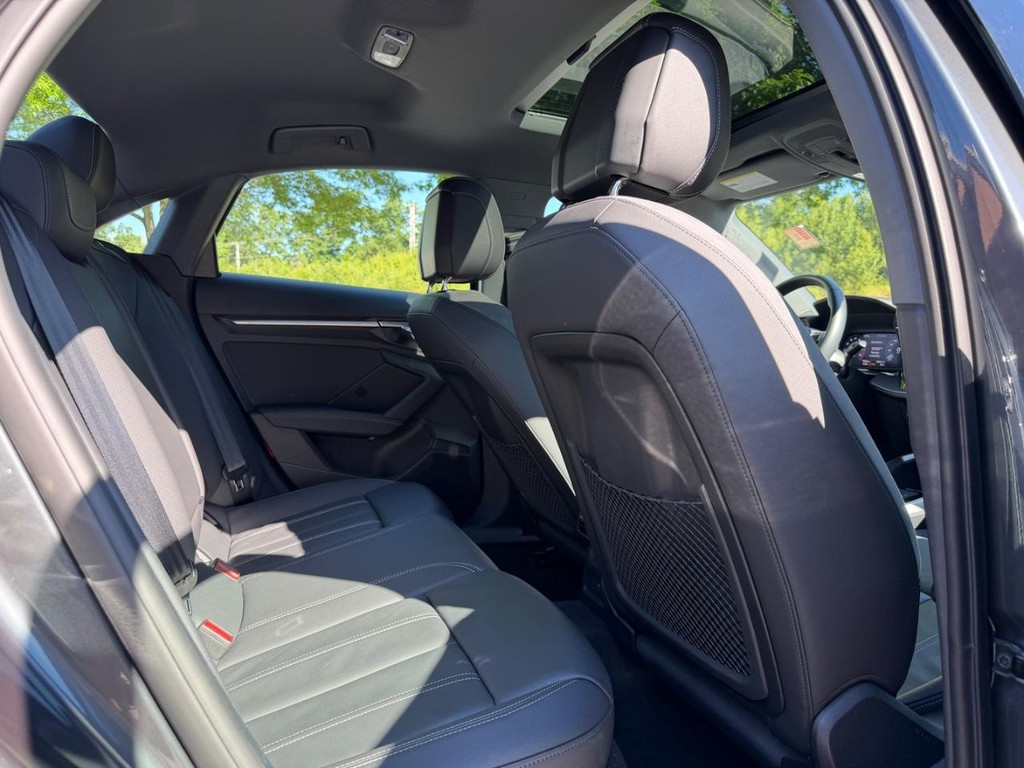 Audi A3 Vehicle Full-screen Gallery Image 10