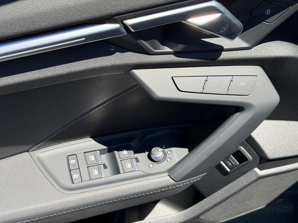 Audi A3 Vehicle Full-screen Gallery Image 15