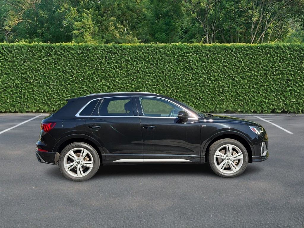 Audi Q3 Vehicle Full-screen Gallery Image 02