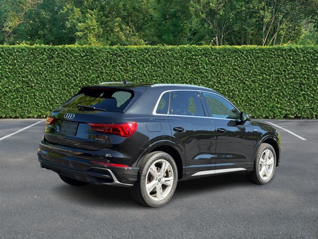 Audi Q3 Vehicle Full-screen Gallery Image 03