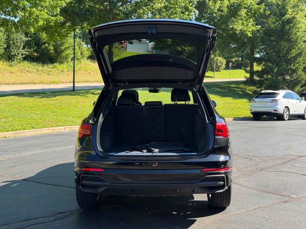 Audi Q3 Vehicle Full-screen Gallery Image 04