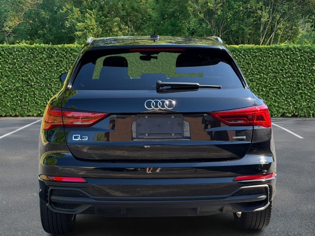 Audi Q3 Vehicle Full-screen Gallery Image 05