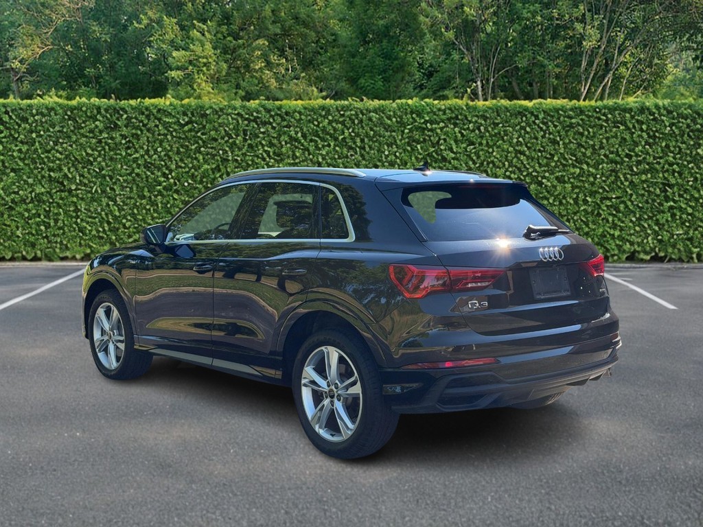 Audi Q3 Vehicle Full-screen Gallery Image 06
