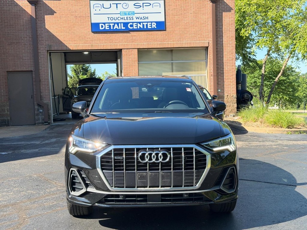 Audi Q3 Vehicle Full-screen Gallery Image 09
