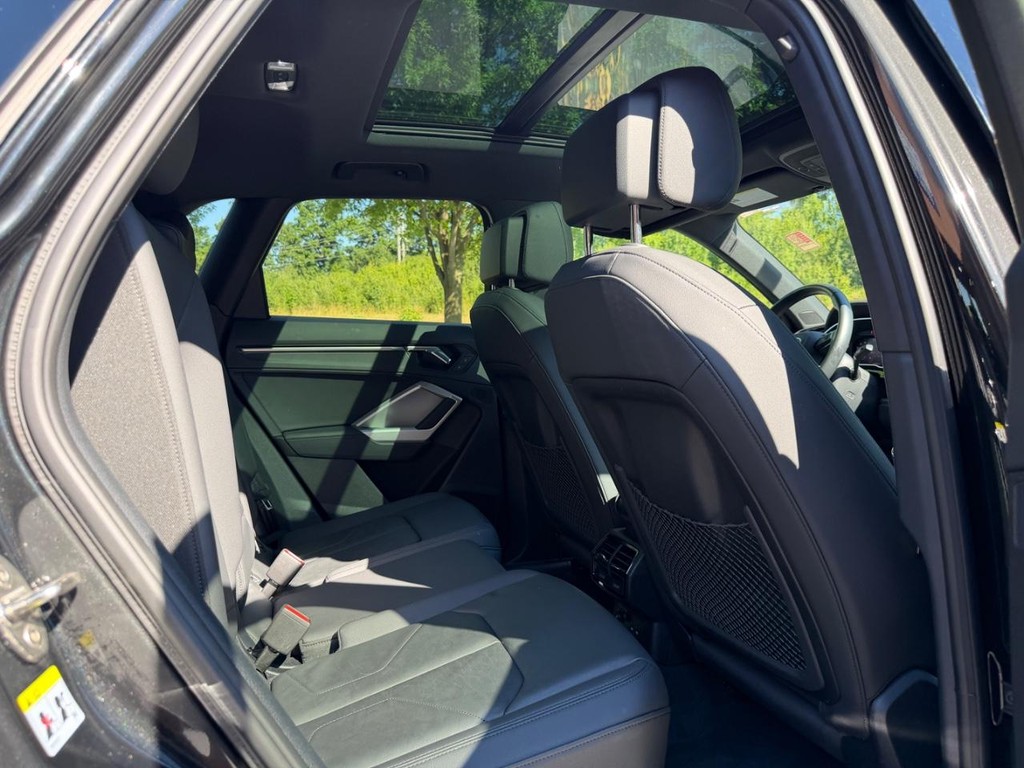 Audi Q3 Vehicle Full-screen Gallery Image 10