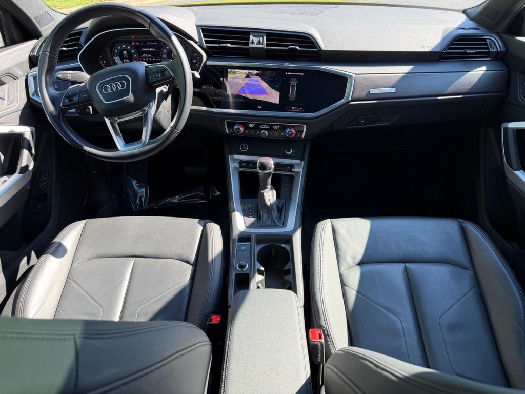 Audi Q3 Vehicle Full-screen Gallery Image 11