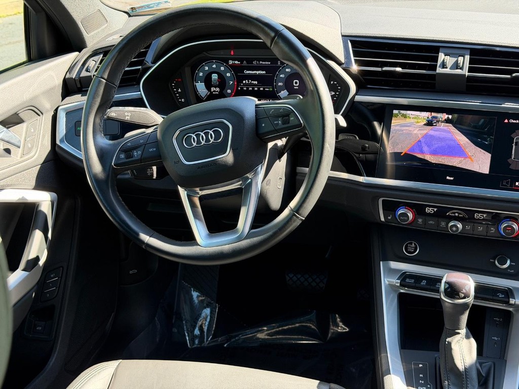 Audi Q3 Vehicle Full-screen Gallery Image 12