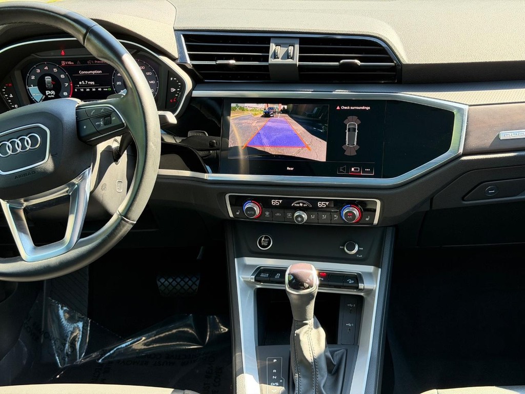 Audi Q3 Vehicle Full-screen Gallery Image 13